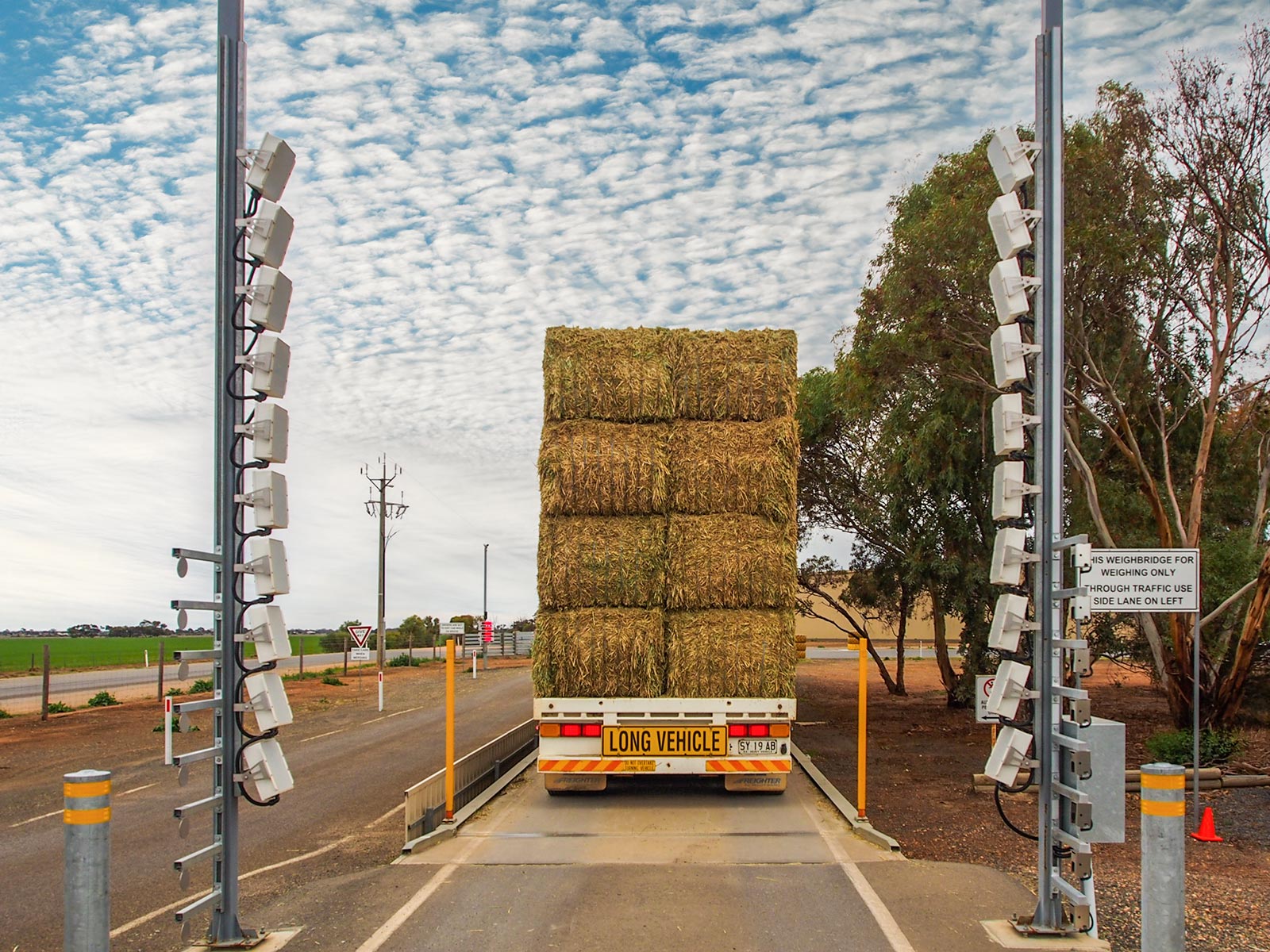 Truck on a weighbridge after scanning by a Gazarray 916